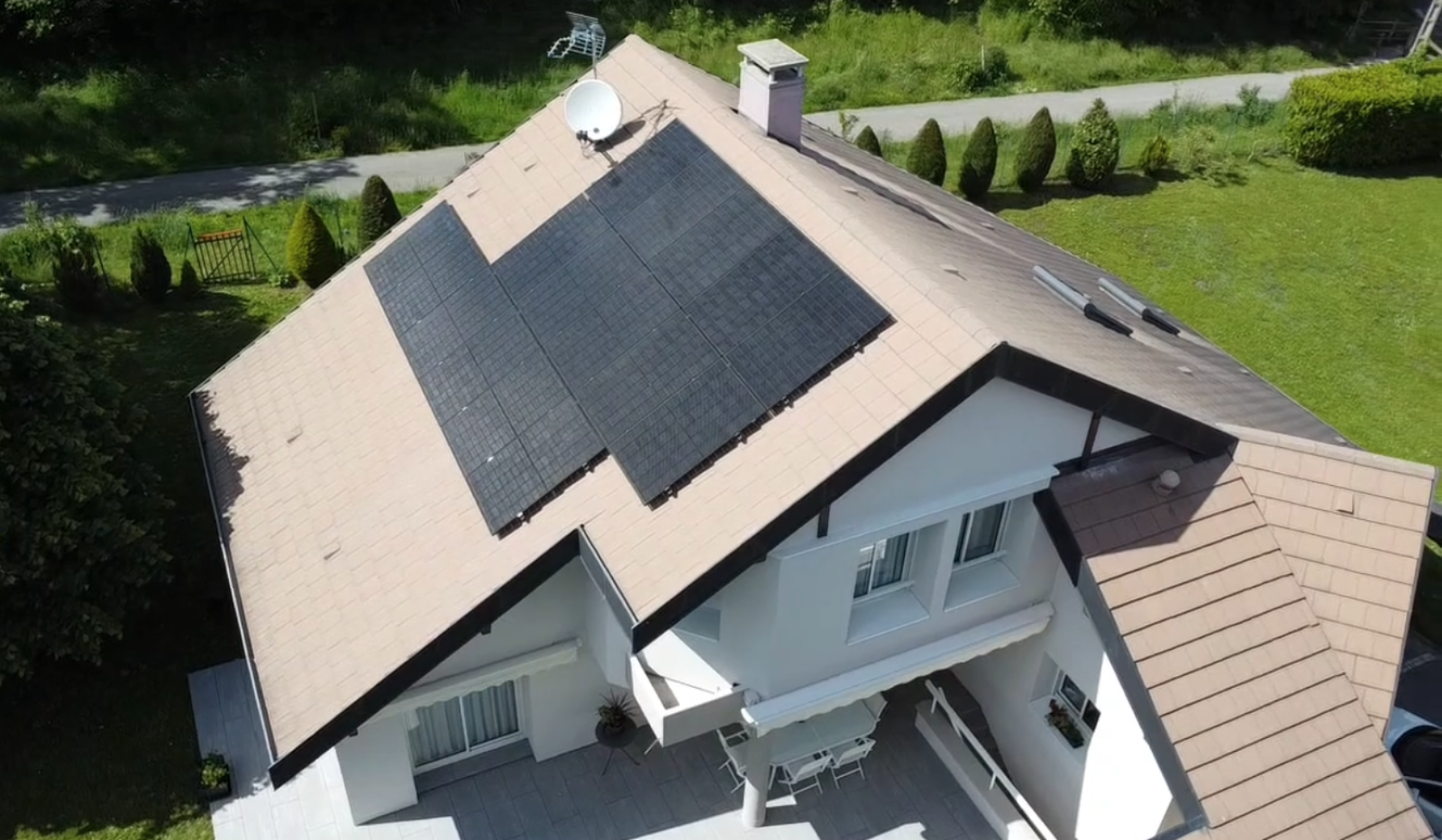 Installateur de panneaux solaires photovoltaïque avec batterie de stockage à Veyrier dans le canton de Genève
