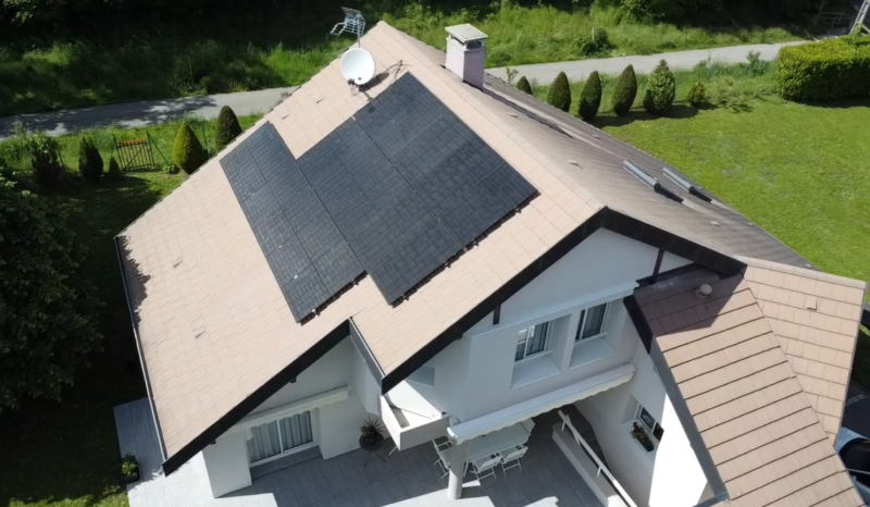 Installateur de panneaux solaires photovoltaïque avec batterie de stockage à Nyon dans le canton de Vaud