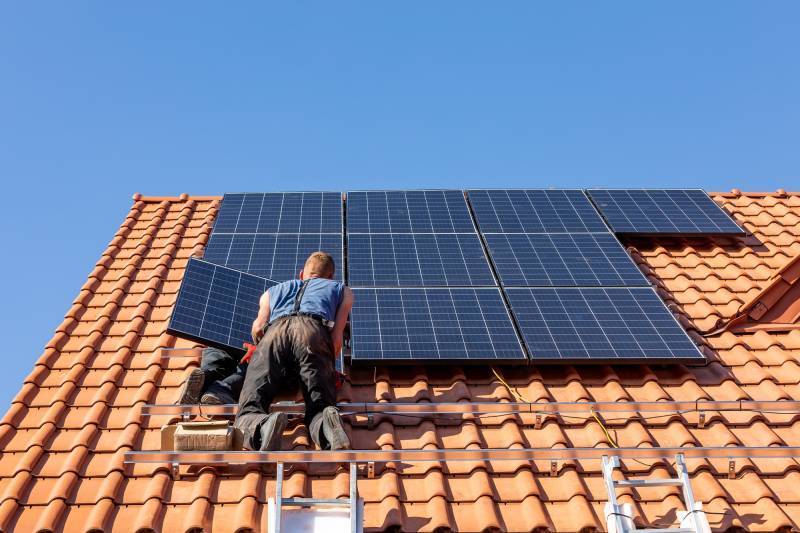 Installateur de panneaux solaires photovoltaïque avec batterie de stockage à Nyon dans le canton de Vaud